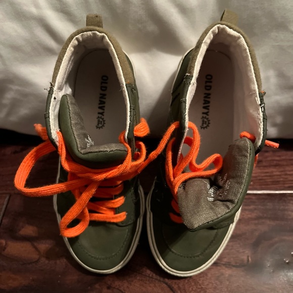 **NEW** 👟 Hi top sneakers👟. - Picture 4 of 4